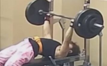 Vídeo mostra momento em que homem fica preso sob peso de 145 kg durante exercício