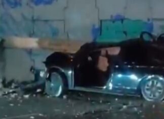 Carro fica destruído após bater em poste na Avenida Efigênio Salles em Manaus