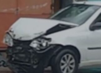 Acidente entre carros é registrado em trecho da rua Hibisco no Nova Vitória em Manaus