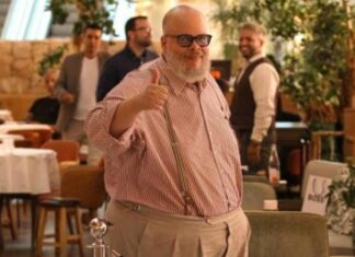Ed Motta entra em confusão no restaurante por conta de taxa de rolha de vinho