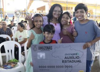 Na véspera do Dia das Mães, governador Roberto Cidade entrega 983 cartões do Auxílio Estadual para mulheres da capital