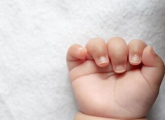 Mãe mata bebê de 1 ano após conhecido estuprar a criança