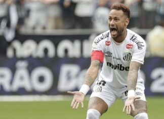 Na véspera da convocação à Copa, arbitragem erra e Neymar é substituído por engano