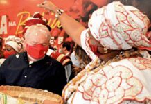 Em evento cultural, pai de santo faz oração e pede defesa espiritual para Luiz Inácio Lula da Silva