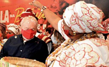 Em evento cultural, pai de santo faz oração e pede defesa espiritual para Luiz Inácio Lula da Silva