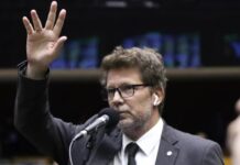 Gabinete de Mario Frias é alvo de denúncia de rachadinha