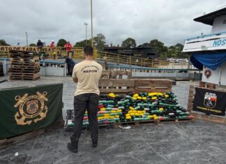 Em operação no AM, PF intercepta embarcação com 237 kg de entorpecentes