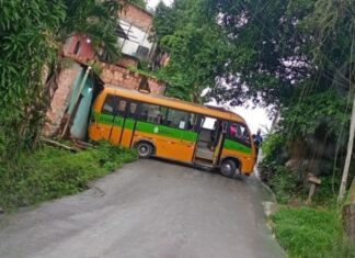 Micro-ônibus ‘Amarelinho’ desce de ré descontrolado e colide com residência