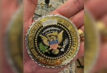 Em reunião com Trump, Flávio Bolsonaro é presenteado com “challenge coin”