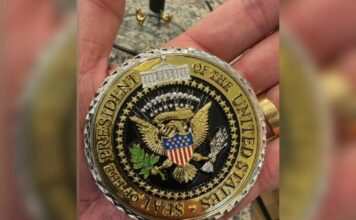 Em reunião com Trump, Flávio Bolsonaro é presenteado com “challenge coin”