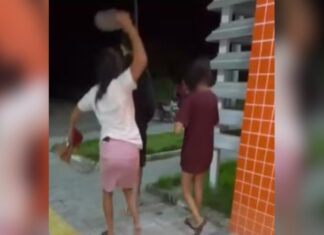 Jovem preso apanha de chinelo da mãe ao sair da delegacia