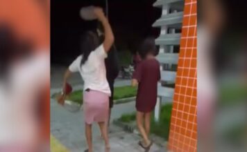 Jovem preso apanha de chinelo da mãe ao sair da delegacia