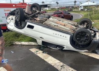 Colisão na avenida do Turismo termina com picape capotada na zona Norte de Manaus