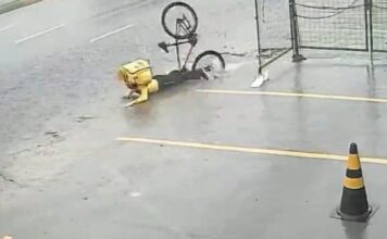 Entregador sofre queda e bate o rosto no chão ao passar por rua alagada em Manaus