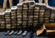 Trio é flagrado com drogas, carabina e arsenal durante blitz da PRF no AM