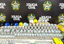 Carga com 200 mil figurinhas falsificadas da Copa do Mundo é interceptada pela polícia