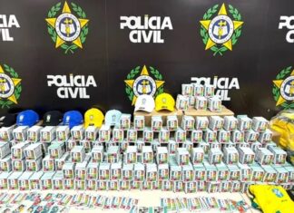 Carga com 200 mil figurinhas falsificadas da Copa do Mundo é interceptada pela polícia