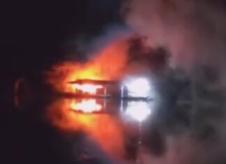 Flutuante é consumido por incêndio na região do Tarumã-Açu, em Manaus