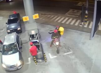 Dupla se passa por entregadores de aplicativo e realiza arrastão em posto e rua de Manaus