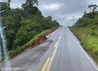 BR-174 tem trecho afetado por desabamento e tráfego segue em sistema pare e siga