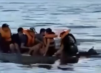 Embarcação afunda no rio Tarumã, e passageiros são salvos por frequentadores de flutuante em Manaus