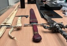 Arsenal com espadas e armas de fogo é encontrado durante operação da Polícia Civil em Manaus