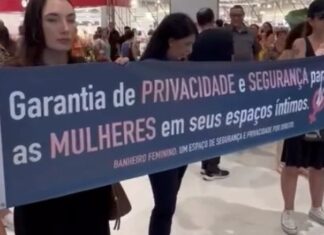 Manifestação em shopping reúne mulheres contra uso de banheiro feminino por trans