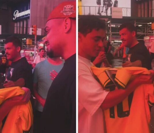 Em visita a Nova York, Nikolas ganha camisa do Brasil entregue por neto de Pelé