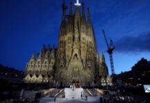 Papa Leão XIV inaugura torre da Sagrada Família e faz apelo pela paz