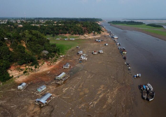 CAPA-‘Aqui-nao-chega-socorro-na-seca-relatam-comunidades-em-lago-no-Amazonas