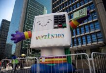 Urna eletrônica gigante vira símbolo da Parada LGBT em ato com tom eleitoral