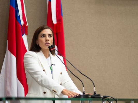 Na tribuna da Aleam, Débora Menezes defende homeschooling, aponta falhas do ensino público e cobra votação urgente do PL 3.179/2012 no Senado