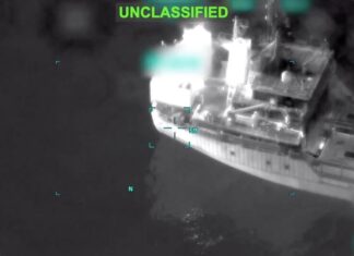 Marinha americana dispara mísseis contra navio acusado de transportar petróleo iraniano