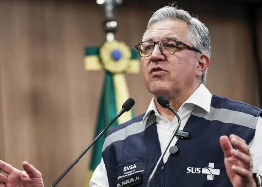 Alexandre Padilha anuncia suspensão da vacina contra a dengue