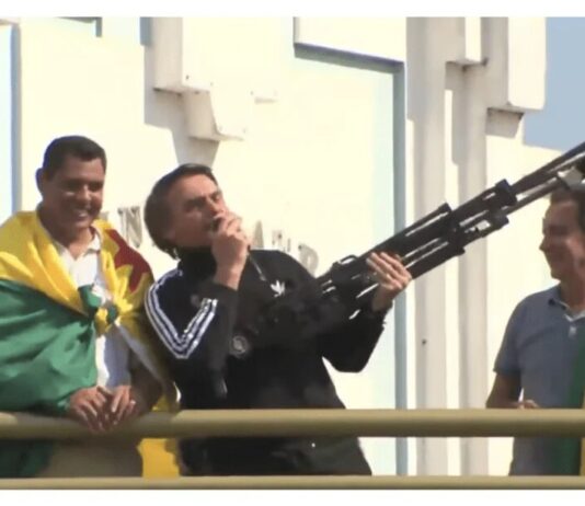 PM apreende arma de ex-presidente Bolsonaro com sargento do Exército