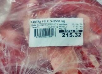 Suspeito é flagrado tentando furtar peça de carne escondida na roupa dentro de supermercado
