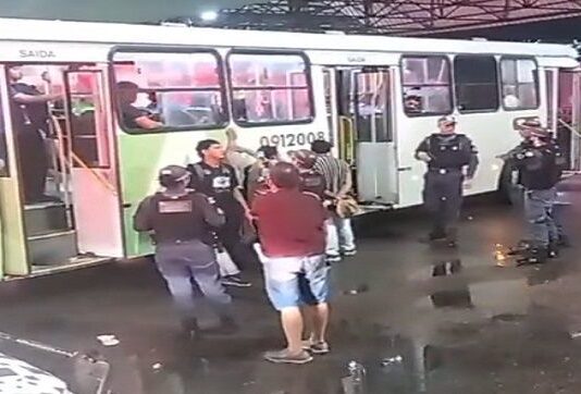 Vítima é agredida com coronhadas durante arrastão em ônibus da linha 357