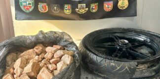 Polícia apreende entorpecentes escondidos em pneus de motocicleta dentro de barco no Amazonas