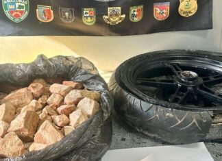 Polícia apreende entorpecentes escondidos em pneus de motocicleta dentro de barco no Amazonas