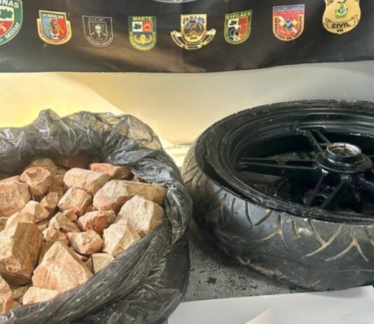 Polícia apreende entorpecentes escondidos em pneus de motocicleta dentro de barco no Amazonas