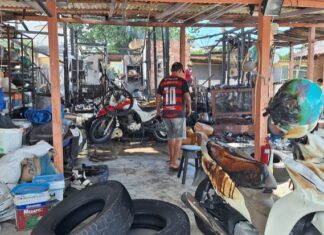 Incêndio de grandes proporções consome residência de madeira em Parintins