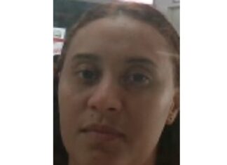 Suspeita é procurada por participação em homicídio após vítima ser atraída para falso serviço e executada por criminosos