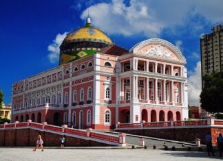 Cores da Suécia iluminam o Teatro Amazonas em celebração ao bicentenário diplomático