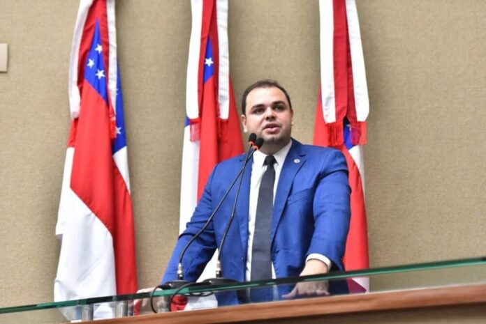 1_05-dep--roberto-cidade-eleito-com-a-maior-votac--a--o-da-histo--ria-do-parlamento-estadual-roberto-cidade-assume-nesta-quarta-feira-seu-segundo-mandato-66517625