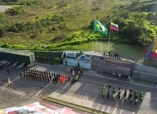 Carga de apoio enviada por Manaus alcança fronteira venezuelana e começa distribuição de suprimentos