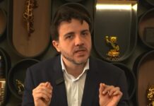 Renan Santos, candidato do MBL, ataca Flávio Bolsonaro: “É um criminoso”
