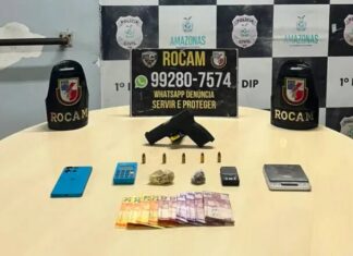 No bairro Japiim, Rocam encontra arma, entorpecentes e máquina de cartão abandonados por suspeitos