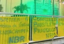 Protesto na sede da CBF cobra mudanças após queda precoce da Seleção