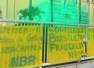 Protesto na sede da CBF cobra mudanças após queda precoce da Seleção