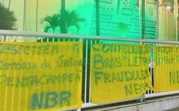 Protesto na sede da CBF cobra mudanças após queda precoce da Seleção